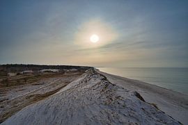 Op het Oostzeestrand met duinen van Martin Köbsch