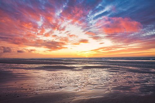Zonsondergang bij eb op het strand van de Zandmotor in Kijkduin