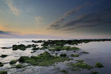 Ameland op zijn mooist bij zonsondergang. van Rinnie Wijnstra