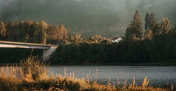 Het eenzame huisje naast een brug in Noorwegen van Slashley Photography