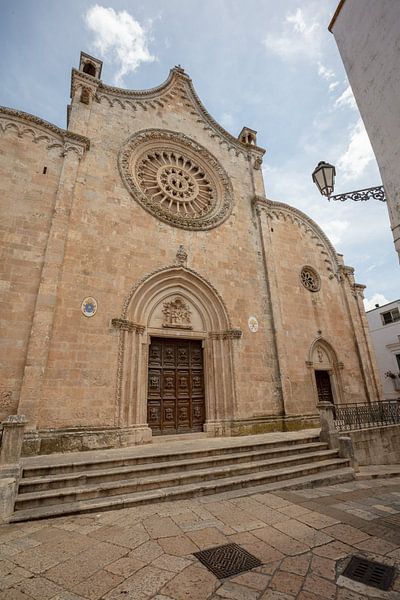 Façade de la cathédrale Santa Maria Assunta à Ostuni, Italie par Joost Adriaanse