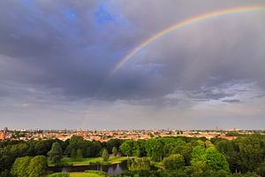 Amsterdam skyline regenboog von Dennis van de Water