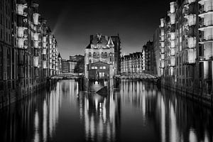 Hamburg Speicherstadt mit Wasserschloss in Schwarz-weiß