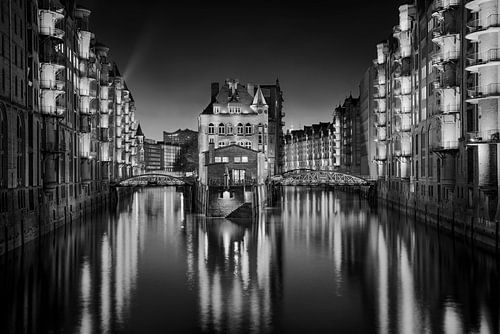 Hamburg Speicherstadt met waterburcht. Zwart-wit foto