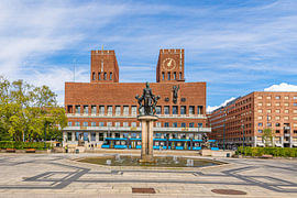 Blick auf das Ratshaus mit Brunnen und Skulptur in Oslo