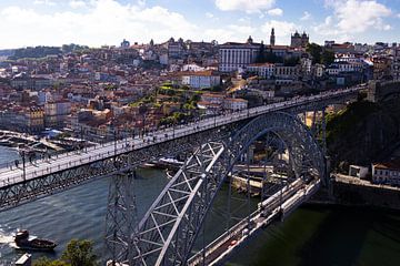 Uitzicht op de brug van Porto, Portugal van Kelsey van den Bosch