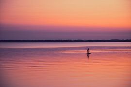 Der Stand Up Paddler im Abendrot von Oliver Lahrem