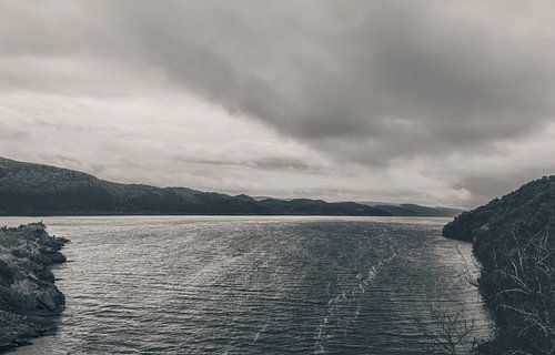 Urquhart Castle aan het beroemde meer Loch Ness in Schotland. Prachtig landschap in een rustige sfeer. Stilte, vrede en eenzaamheid.