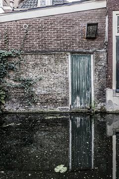 Porte dans un mur délabré sur Ans Bastiaanssen