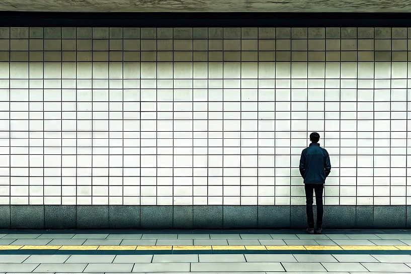 Jonge man in leeg metrostation van Frank Heinz