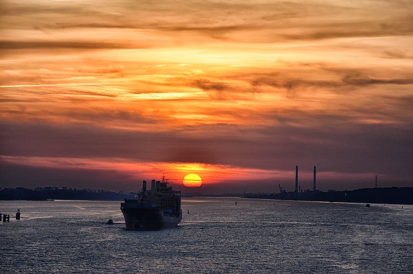 Schip in de zonsondergang op de Elbe bij Hamburg. van Iris Heuer