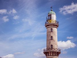 Vuurtoren van Warnemünde met blauwe lucht