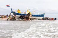 Pferde-Rettungsboot von Ameland geht ins Wasser von Anja Brouwer Fotografie Miniaturansicht