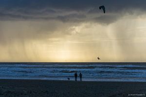 Abendliches Kite-Surfen