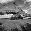 Oude graafmachine met emmerwiel van de dagbouwmijn - Panorama zwart-wit van Frank Herrmann