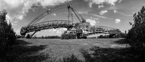 Alter Schaufelradbagger aus dem Tagebau - Panorama Schwarzweiss von Frank Herrmann
