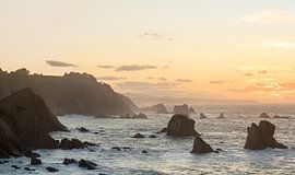 Coucher de soleil sur une côte rocheuse accidentée