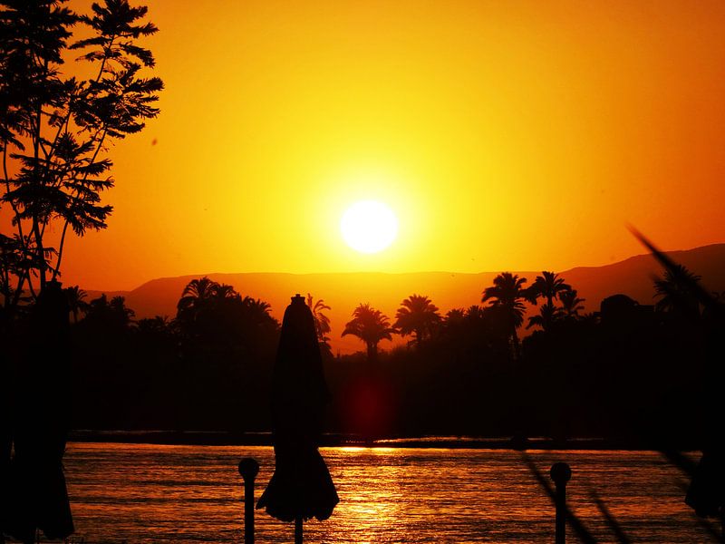 zonsondergang over de Nijl in Egypte van Marleen De Wandeleer