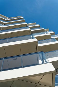 Omhoog kijkend naar de gevel van een modern flatgebouw