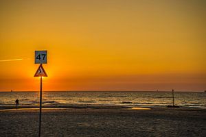 Strand mit Sonnenschutz durch Schild