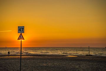 Strand met zon geblokkeerd door bord van Fred Leeflang