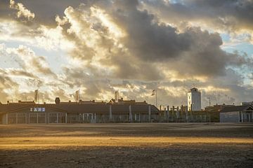 Leuchtturm und Strandhäuser in Katwijk von Dirk van Egmond