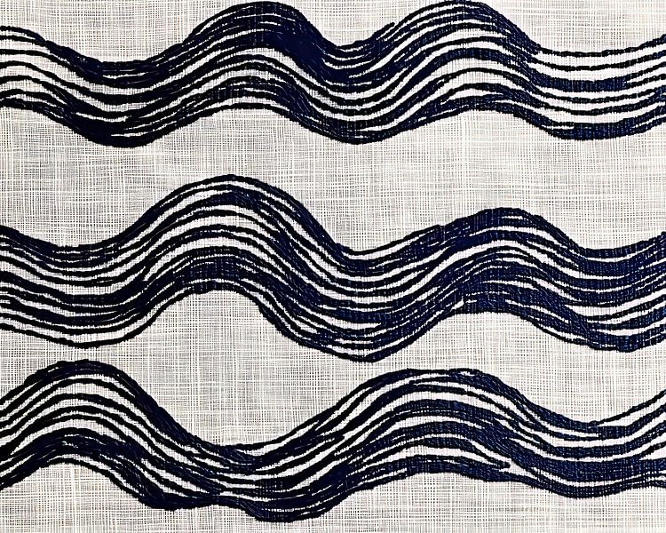 Linen Tides - vagues brodées en bleu par Thea