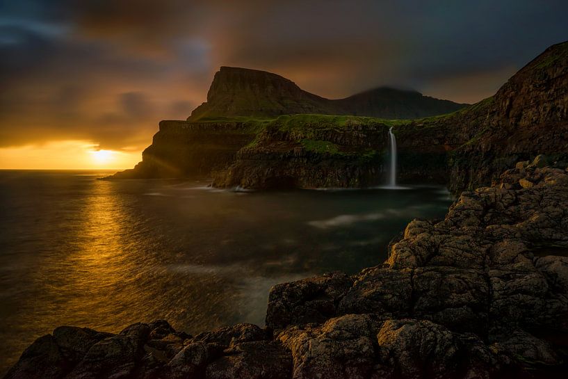 Mulafossur waterfall par Wojciech Kruczynski