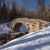 Frostige Brücke im Winterwald von fernlichtsicht