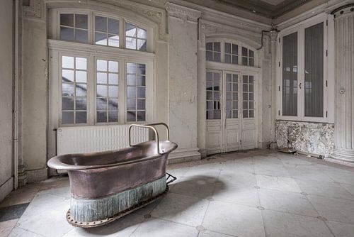 Koperen bad in verlaten badhuis
