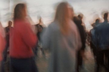 Analog 35mm - dancing people at a beach party - Bloemendaal by Tim als fotograaf