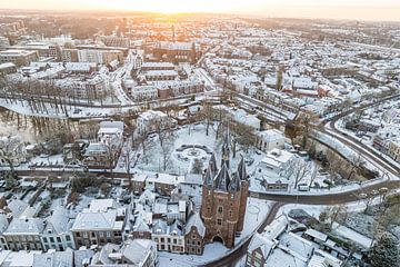 Zwolle Sassenpoort oude poort tijdens een koude winterochtend van Sjoerd van der Wal Fotografie