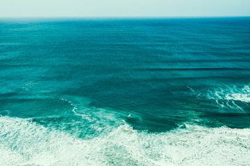 Vue aérienne des vagues de l'océan Atlantique au Portugal
