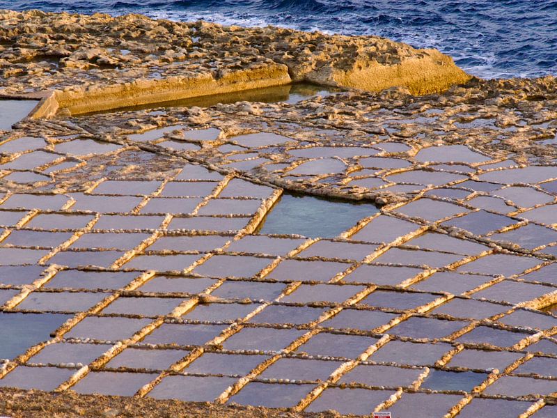 Salzpfannen auf Gozo von Judith van Wijk