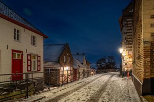 Elsloo in de avond in de winter met sneeuw