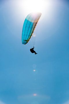 Paragliding under the sun van Richard de Bruin