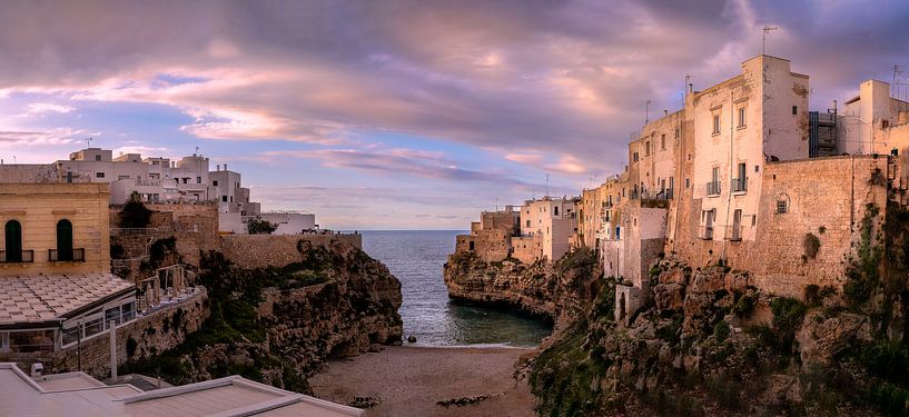 Panoramic scene of Polignano a Mare in South Italy at sunset par Costas Ganasos