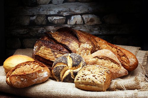 Verschillende soorten brood en broodjes op een bakkersposter
