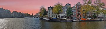 Panorama Stadsgezicht van Amsterdam aan de Amstel in Nederland bij zonsondergang van Eye on You