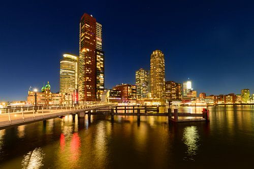 Rotterdam avondbeeld op de Kop van Zuid aan de Rijnhaven