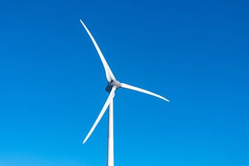 Windturbine met een helderblauwe lucht op de achtergrond van Sjoerd van der Wal Fotografie