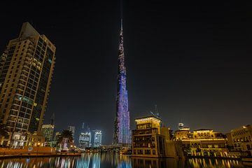 Dubai bij nacht 8 van Peter Korevaar