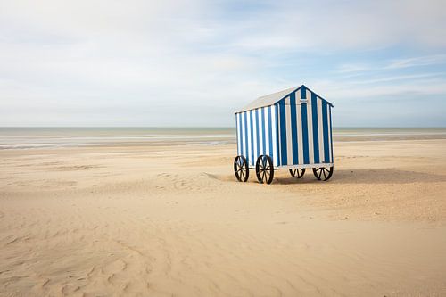 Cabine de plage à rayures bleues