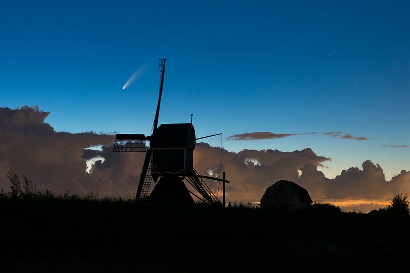 Une comète au-dessus d'un moulin à vent néerlandais par Menno van der Haven