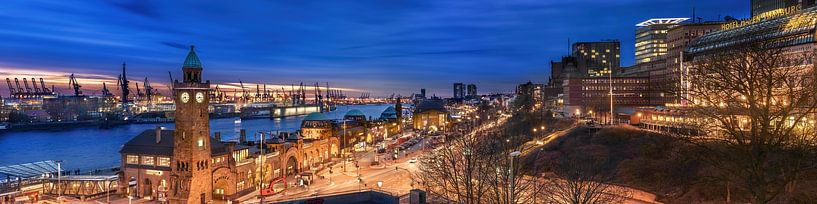 Hamburg Landungsbrücken mit Hafen. von Voss Fine Art Fotografie