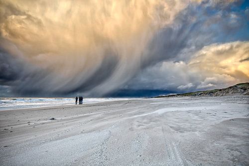 Nuages de précipitations sombres sur la plage et la mer