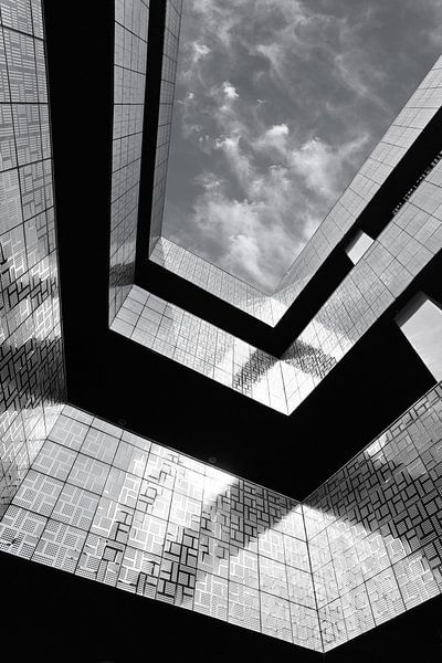 Opvallende architectuur met glanzende tegels en een bewolkte hemel van Tony Vingerhoets