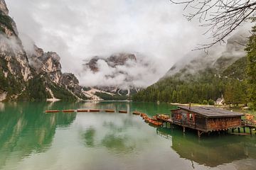 Lago di Braies in de Dolomieten. van Menno Schaefer