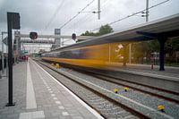 De trein dendert binnen