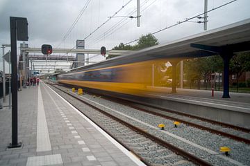 De trein dendert binnen